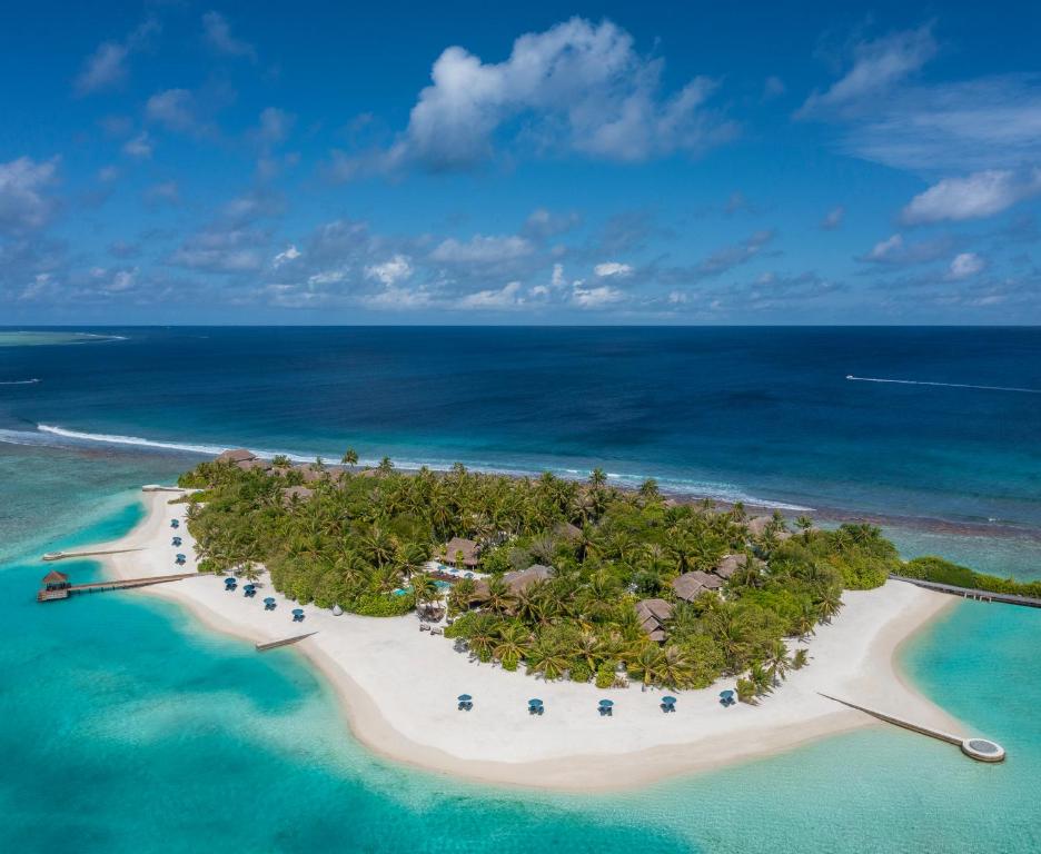 南马累环礁Naladhu Private Island Maldives - Special Offer On Transfer Rates For Summer 2024的海洋中的一个岛屿