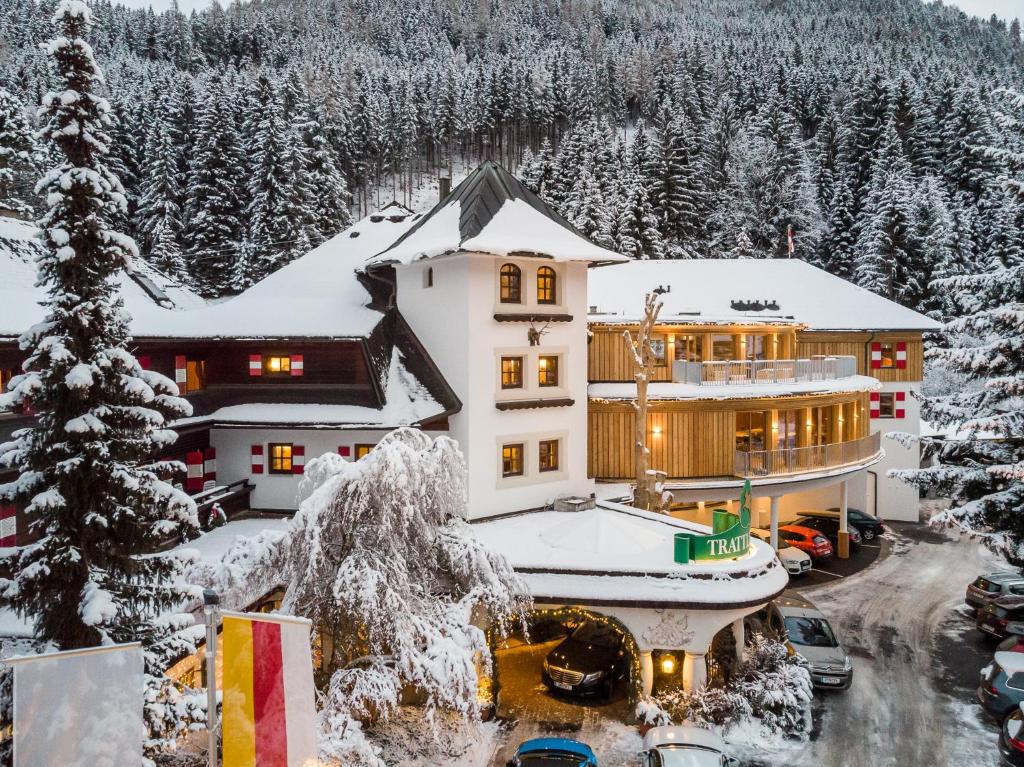 巴德小基希海姆特拉勒霍夫酒店的山中的房子,地面上积雪