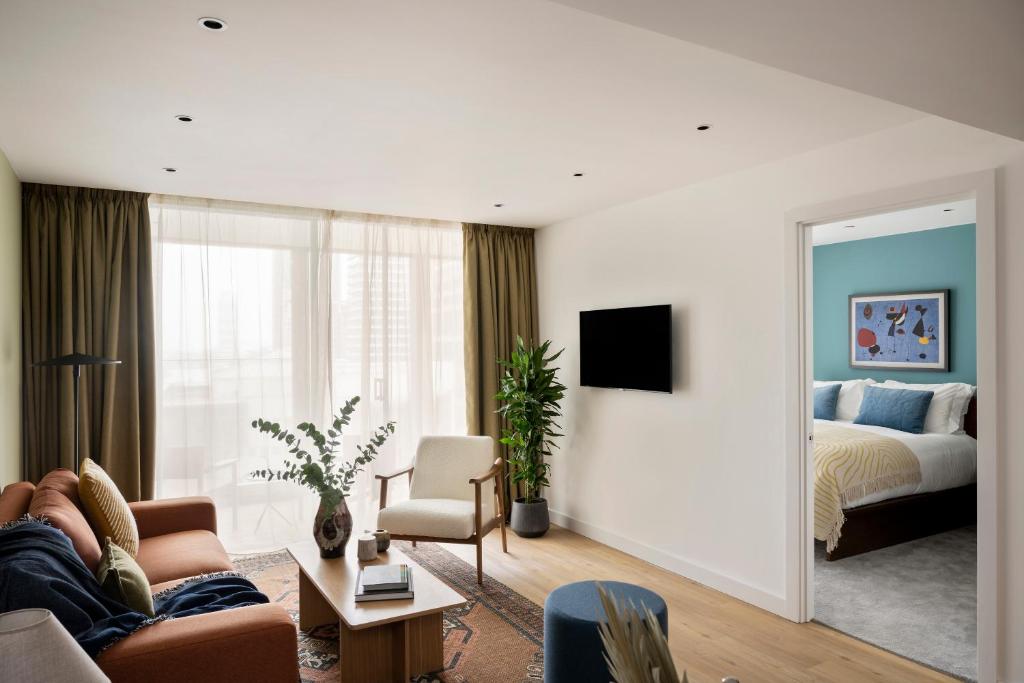 伦敦Cove Landmark Pinnacle的客厅配有沙发和1张床