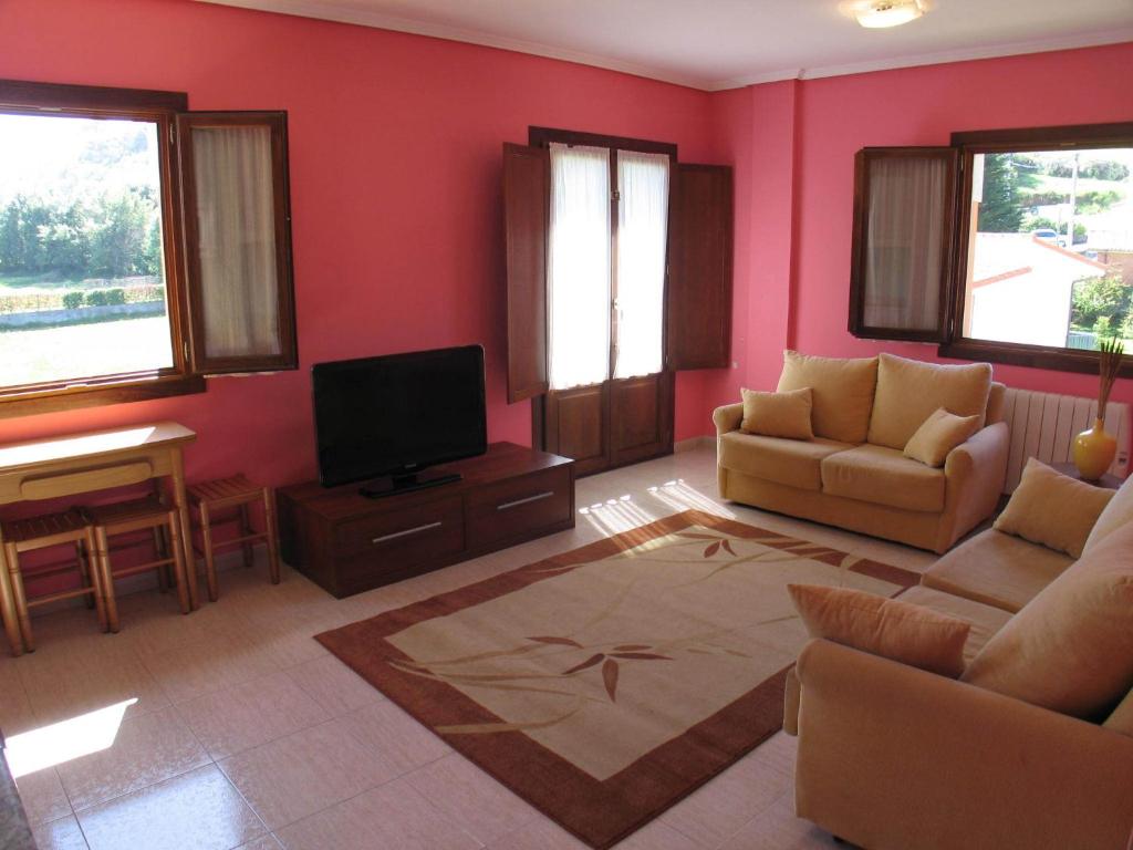 克尤拉斯罗萨斯公寓的带沙发和电视的客厅