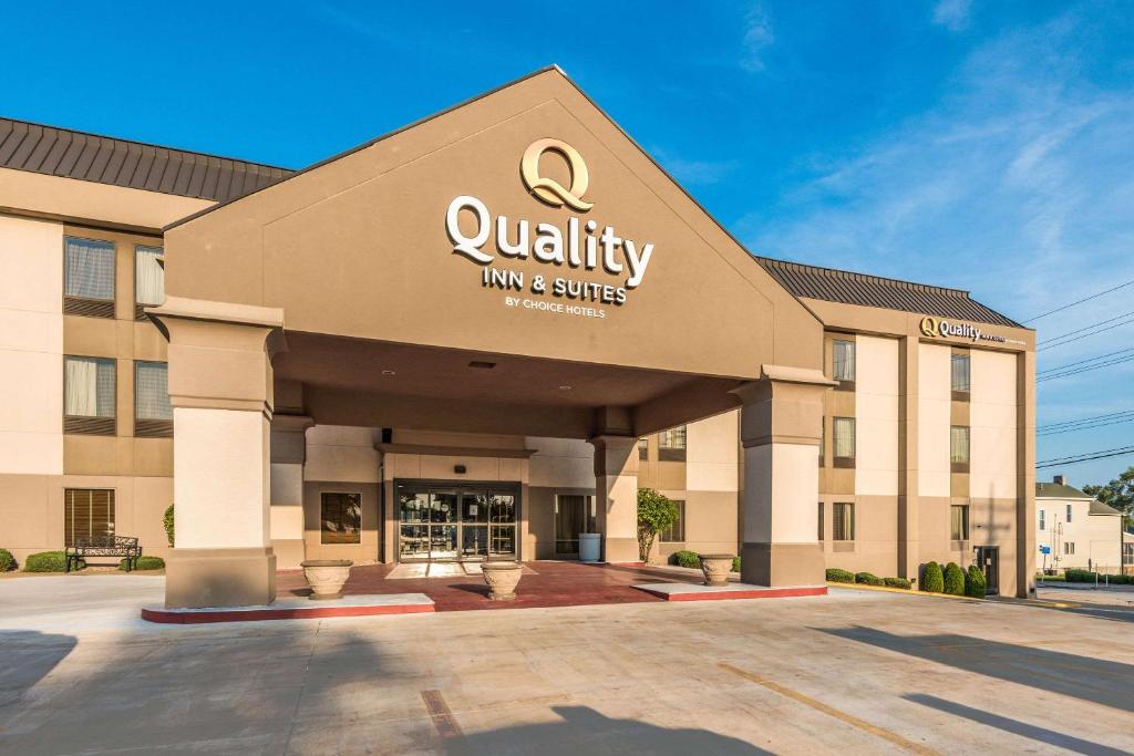 昆西Quality Inn & Suites Quincy - Downtown的拥有q品质旅馆和套房的建筑