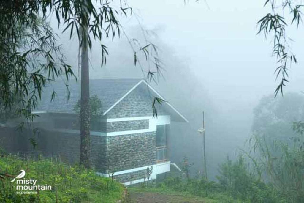 比尔梅德Misty Mountain Experience的雾中的房子,有楼房