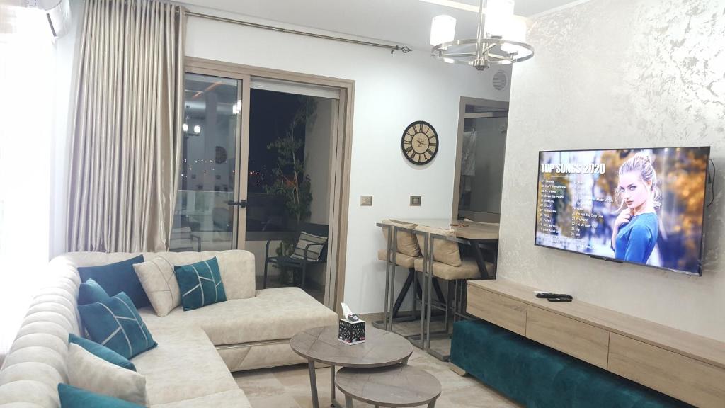 纳布勒Design & luxury apartment with sea view in Mrezga Hammamet的客厅配有沙发和墙上的电视