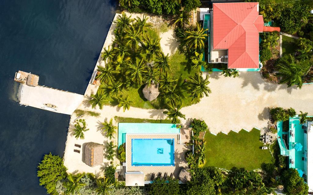 马拉松Gulf View Waterfront Resort的享有岛屿的空中景致,设有游泳池
