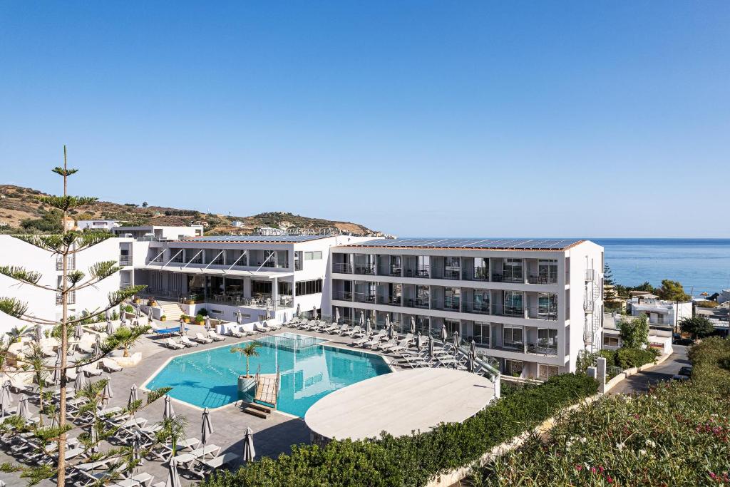 巴利恩Atali Grand Resort的享有酒店空中美景,设有游泳池和椅子