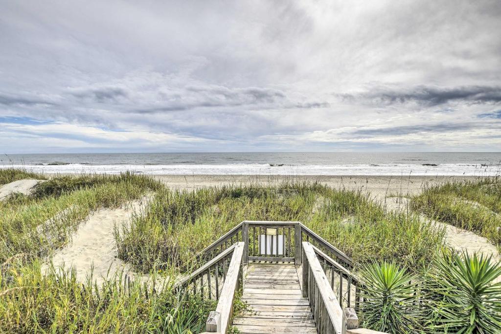 海洋岛海滩Cozy Ocean Isle Beach Condo, Steps to the Beach!的通往海滩的木楼梯
