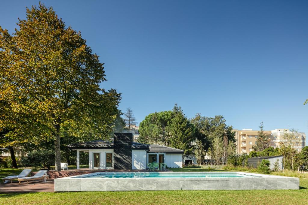 马亚70's wood house的庭院中带游泳池的房子