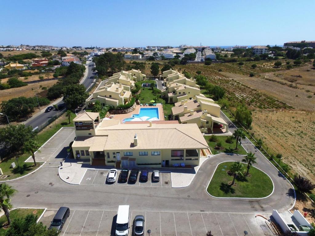 阿尔布费拉Glenridge Resort By Albufeira Rental的享有带游泳池的房屋的空中景致