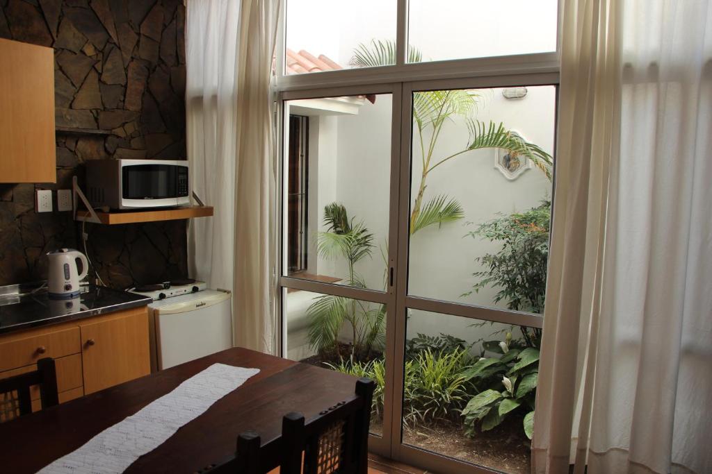 萨尔塔Departamentos Ibazeta的厨房配有桌子和大玻璃窗