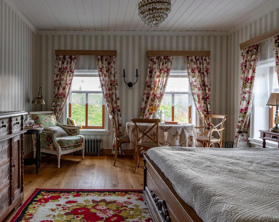 苏兹达尔Бутик-отель Пестово подворье的一间卧室配有一张床、椅子和窗户。