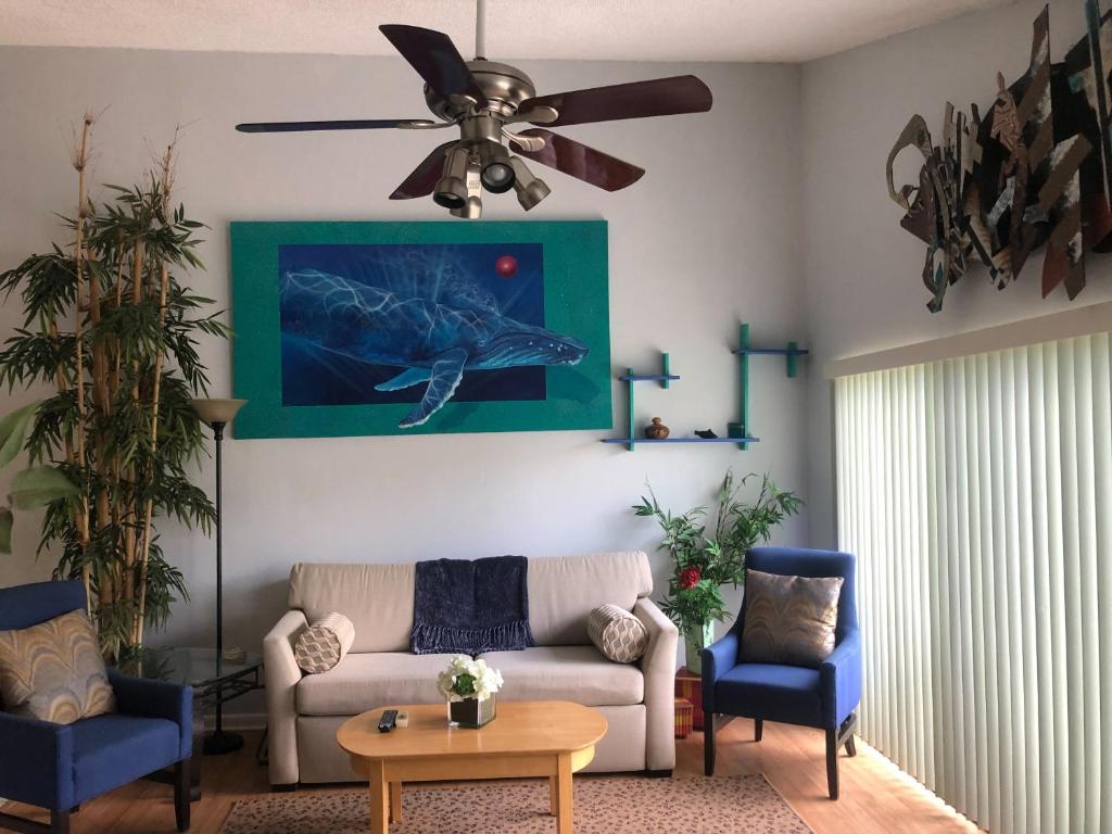 帕姆港Florida Condos on Lake Tarpon的带沙发和吊扇的客厅