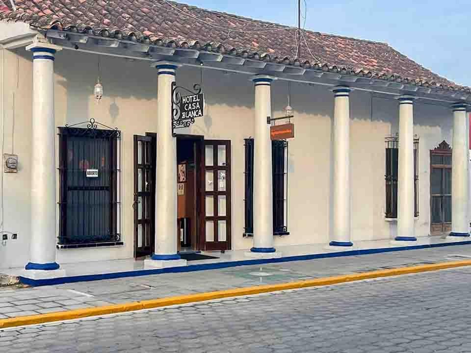 特拉科塔尔潘Hotel Casa Blanca by Rotamundos的街道上设有柱子和门的建筑物