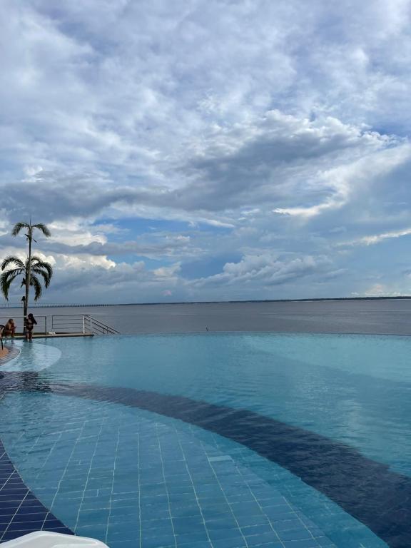 马瑙斯Flat Tropical的海景游泳池