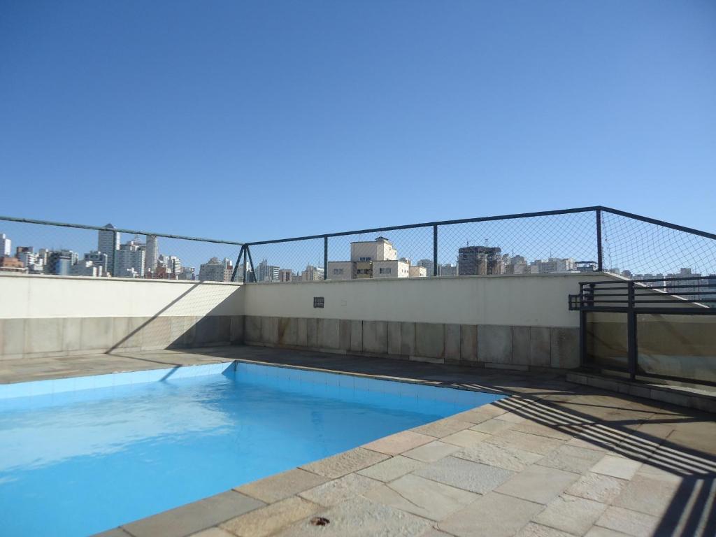 圣保罗日内瓦公寓式酒店的建筑物屋顶上的游泳池
