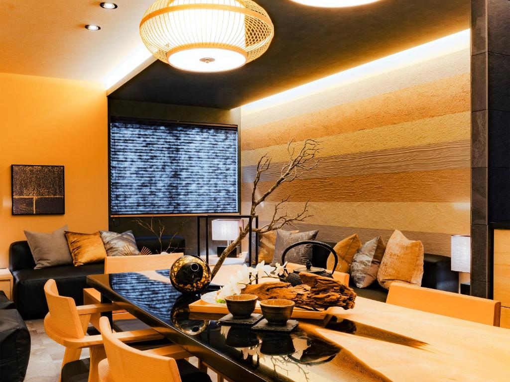 名古屋SAMURAI HOUSE Ⅲ的客厅配有桌子和沙发