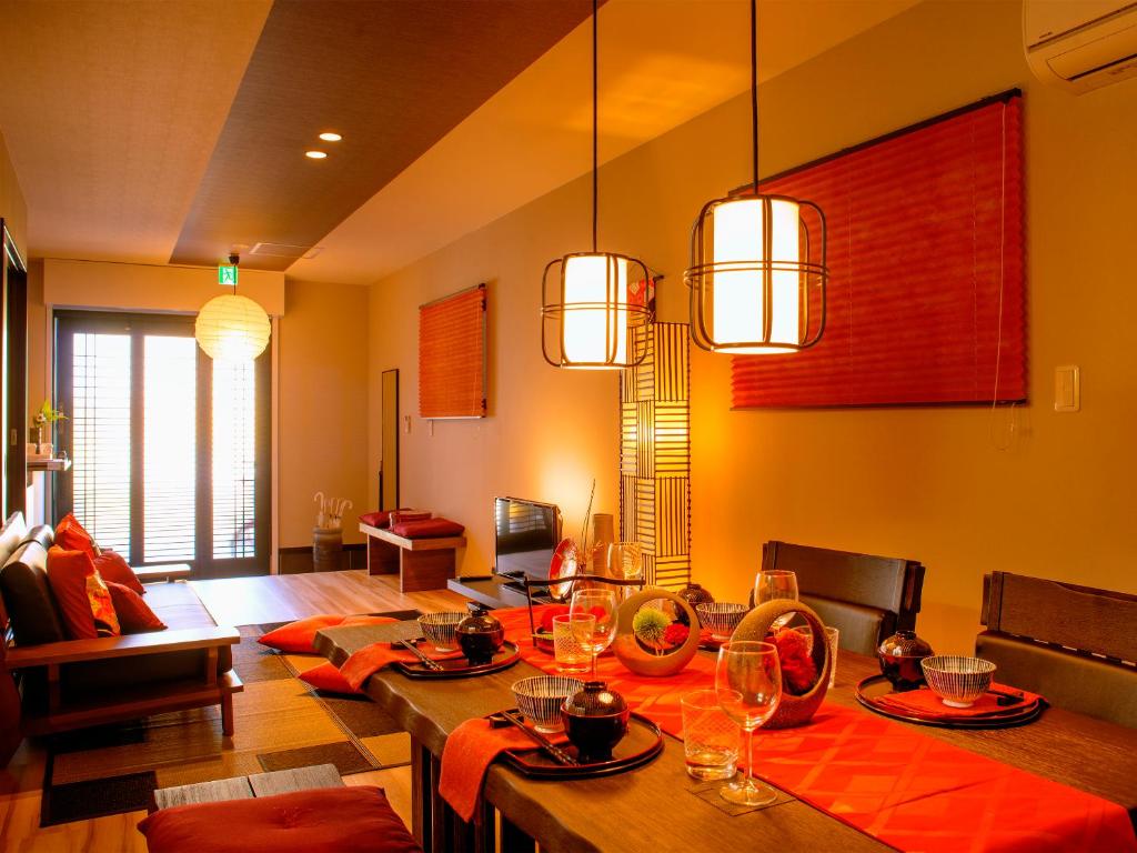 名古屋武士度假屋的客厅配有桌椅和灯