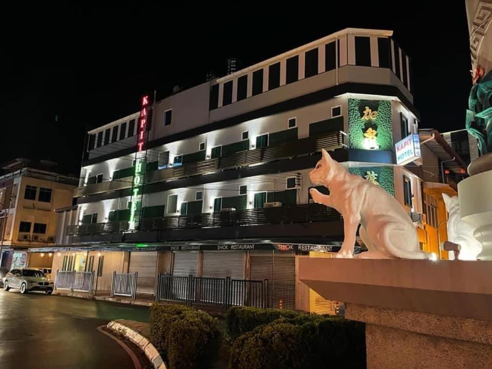 古晋加帛酒店的一座建筑物上方的猫雕像