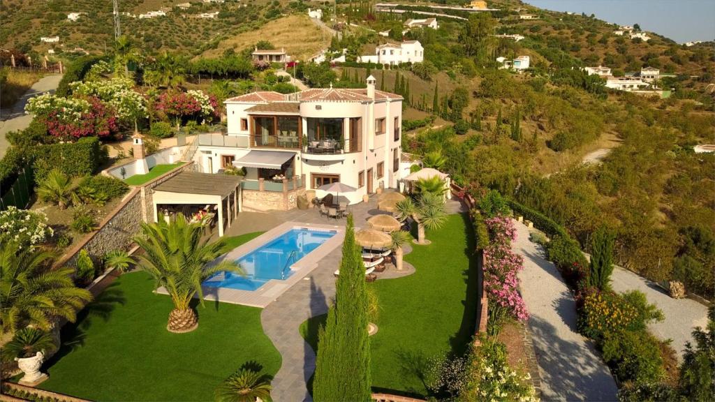 托罗克斯Exceptional Costa del Sol villa for 8, Hi spec, Tranquil setting, Amazing views. Heated pool.的享有带游泳池的房屋的空中景致