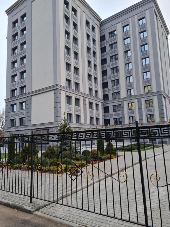 第聂伯罗Prestige Apartments Berezinka的建筑物前的围栏