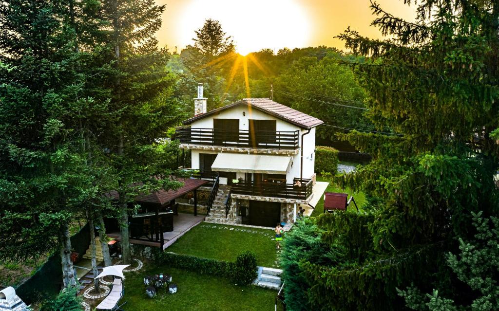 NikolovoКъща за гости Вила Теkето I Family Guest House Villa Teketo的庭院中间房子的空中景观