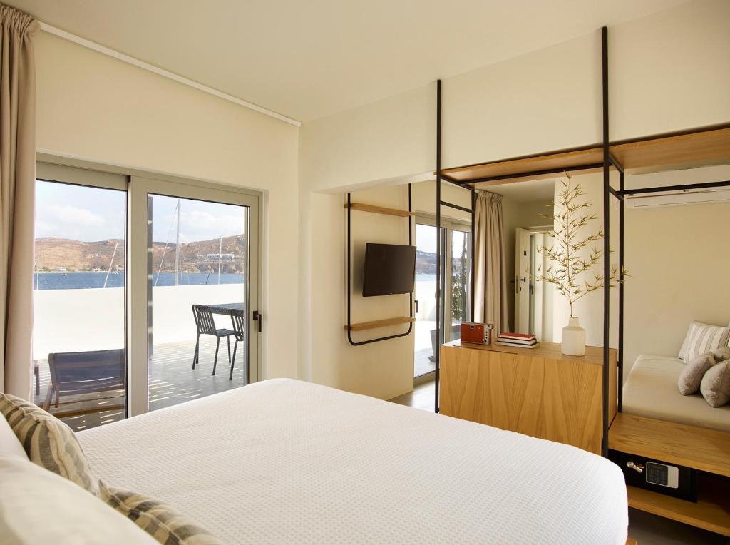 利瓦迪奥Chill & Co. Serifos的一间卧室配有一张床,享有海景