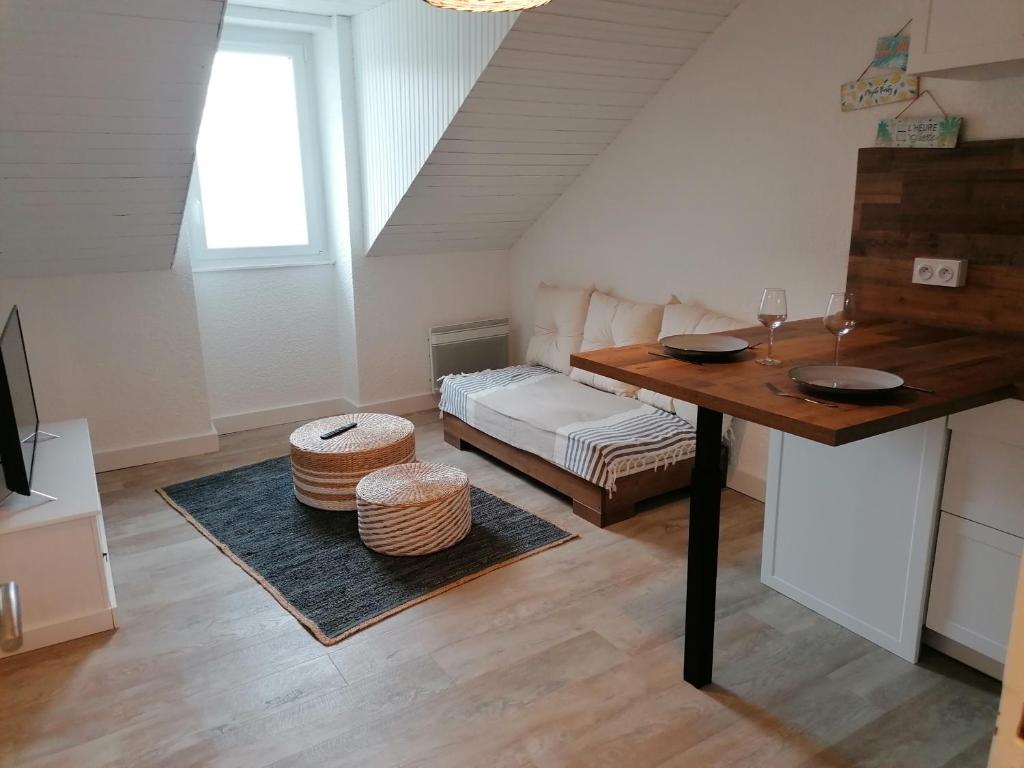 欧赖Esprit Mer classé - Wifi - Centre的客厅配有桌子和床。