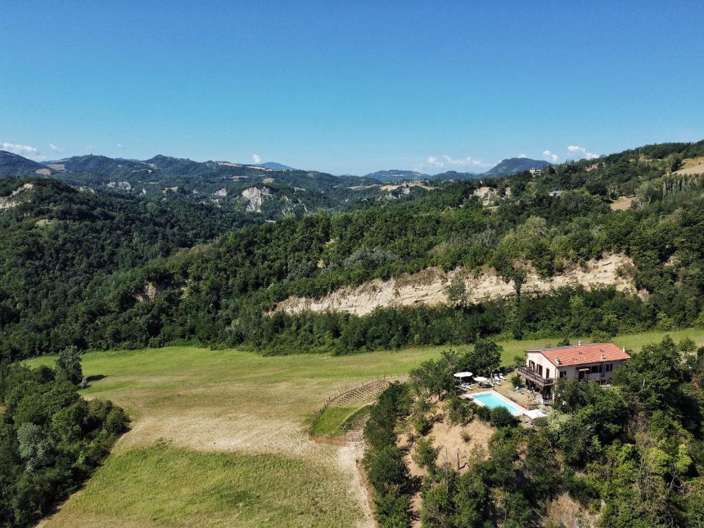 皮亚诺罗Pizzicalaluna的山丘上房屋的空中景致