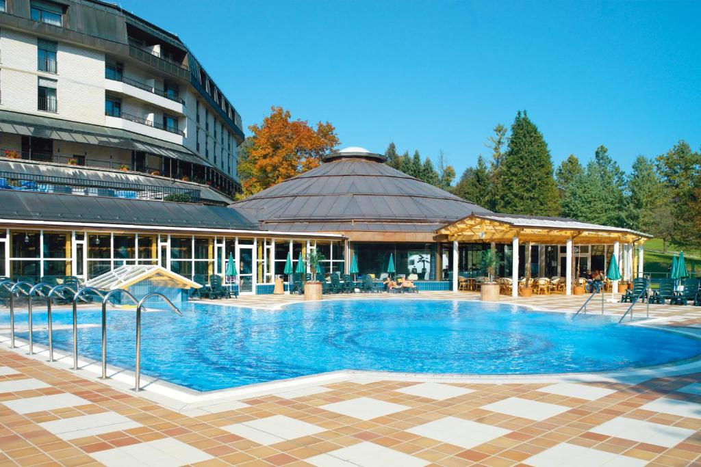 斯玛杰克托莱塞Hotel Toplice - Terme Krka的大楼前的大型游泳池
