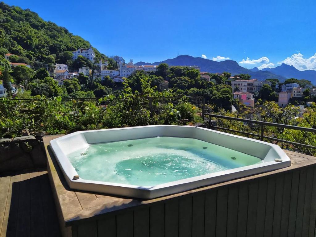 里约热内卢桑特玛特里酒店的浴缸位于阳台顶部