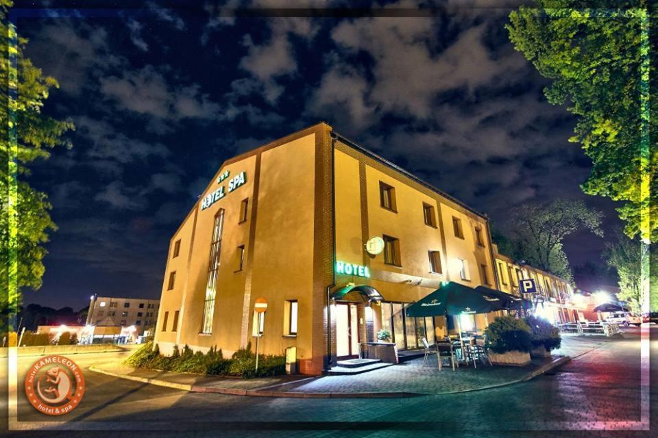 若雷卡姆利奥尼酒店及水疗中心的街上的一座建筑,晚上有餐厅