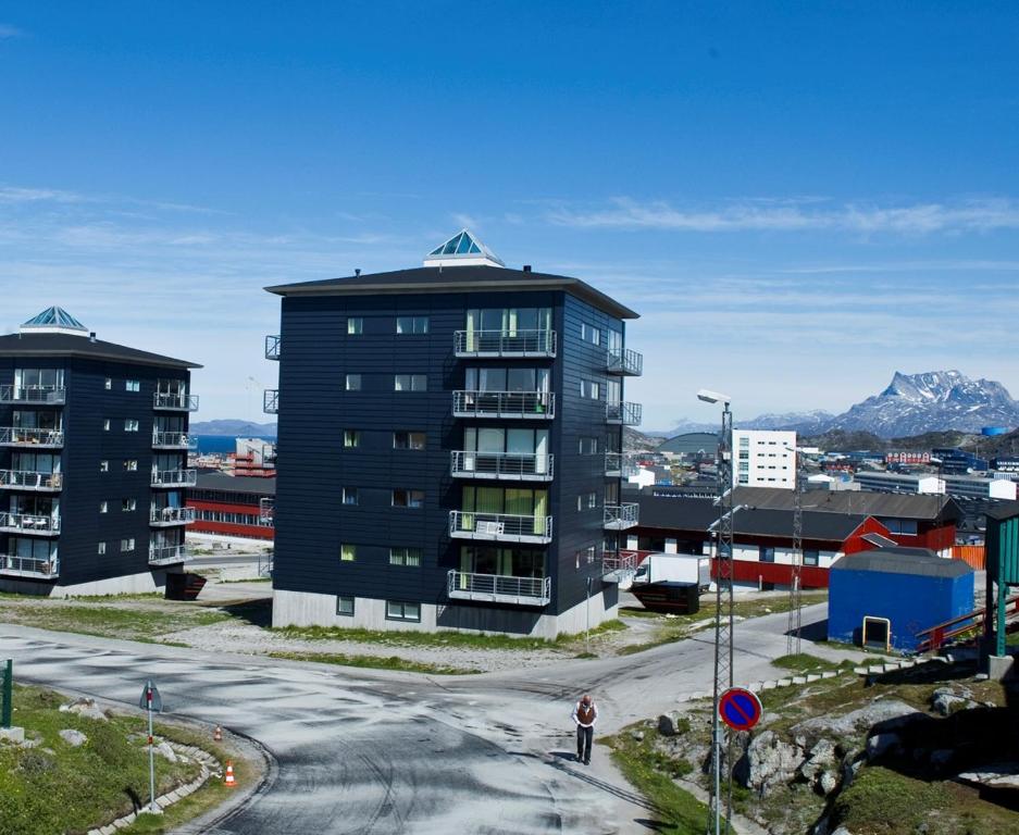 努克Nuuk Hotel Apartments by HHE的站在高楼前的人