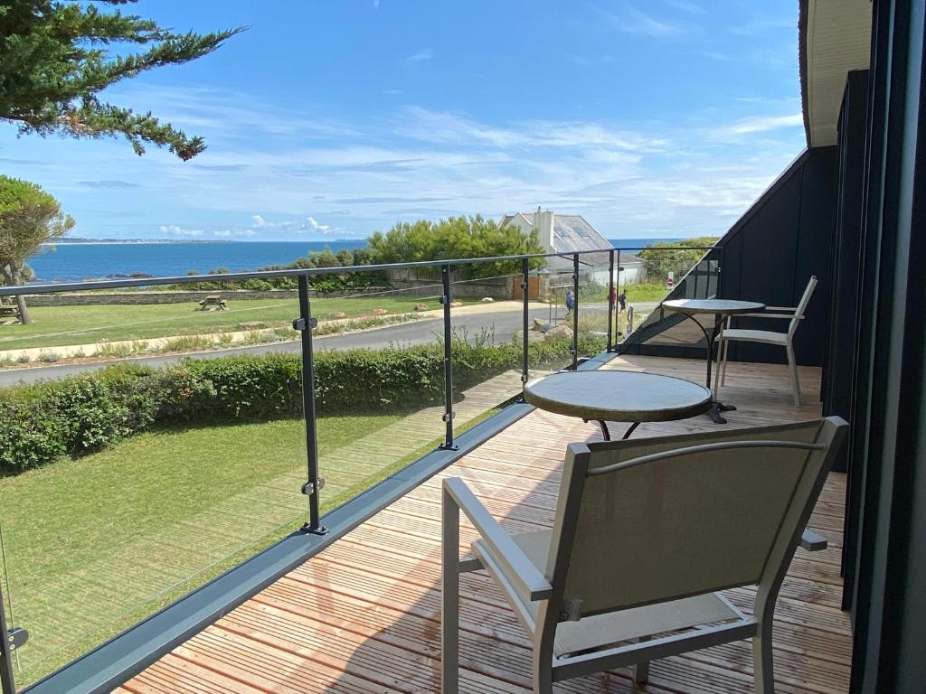 克拉斯卡诺特Les Chardonnerets - Maison contemporaine Vue Mer的阳台配有桌椅,享有海景。