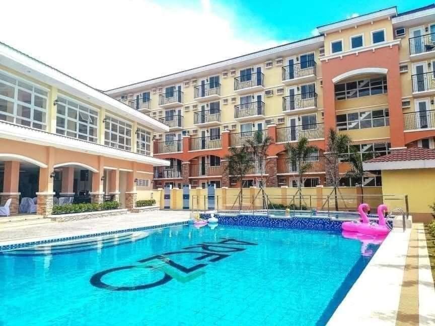 达沃市HUGE STUDIO @ Arezzo place Davao condominium的大楼前的游泳池