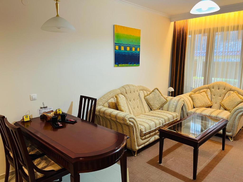 班斯科Luxury Downtown Apartment - Gondola的客厅配有两张沙发和一张桌子