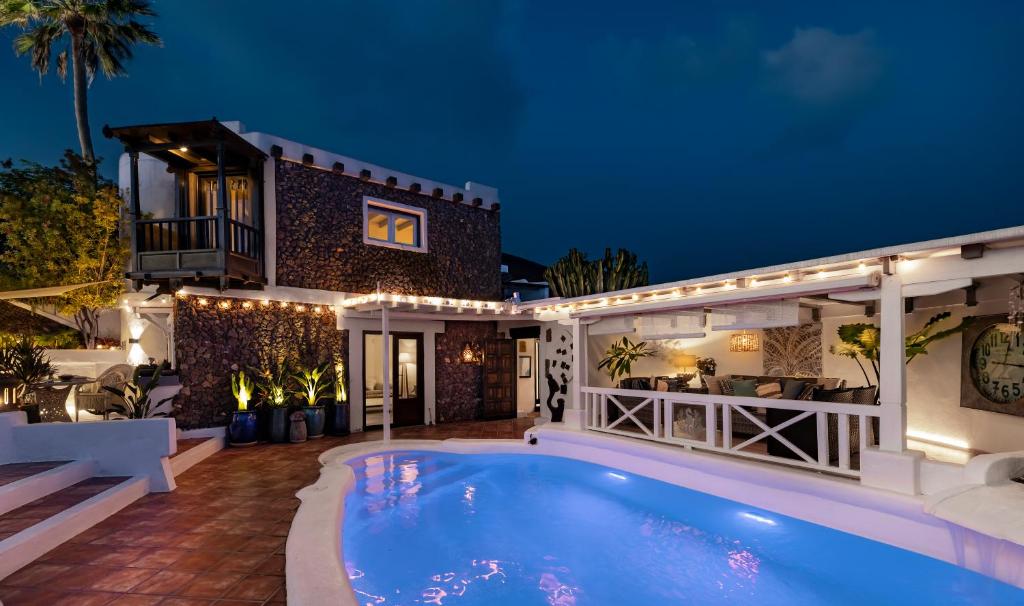 阿索马达Deluxe designer historic villa Via Lactea, Panoramic sea views, Own private heated pool and subtropical garden的夜间带游泳池的别墅
