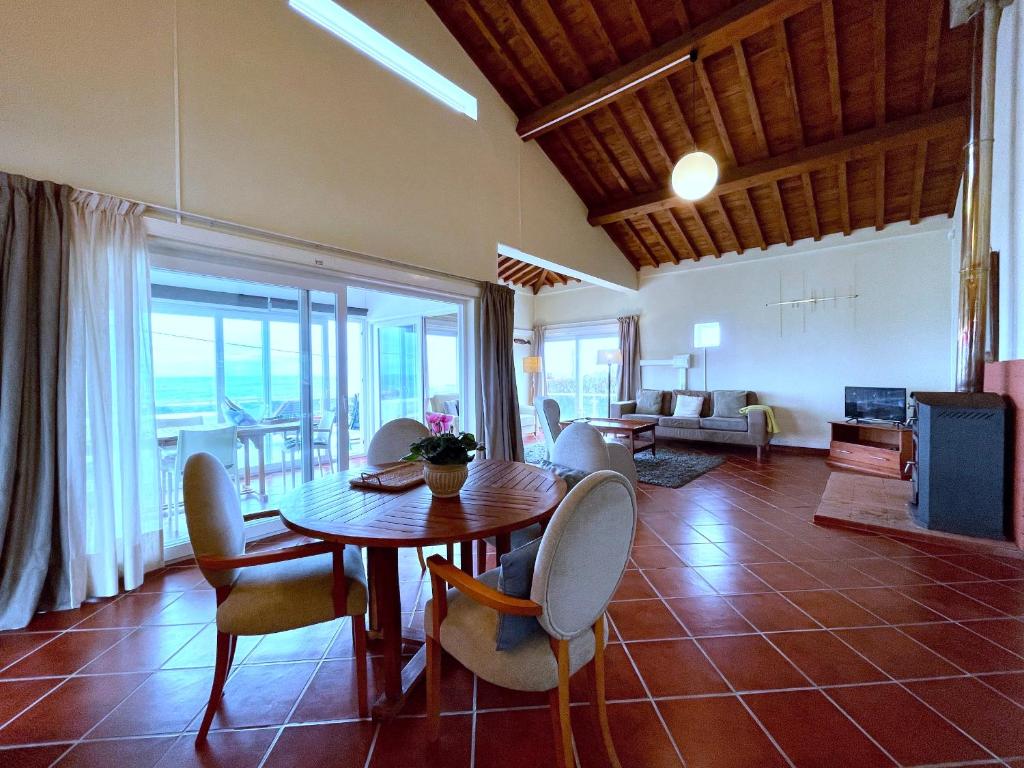 莫什泰鲁什Carpe Diem Azores的客厅配有木桌和椅子
