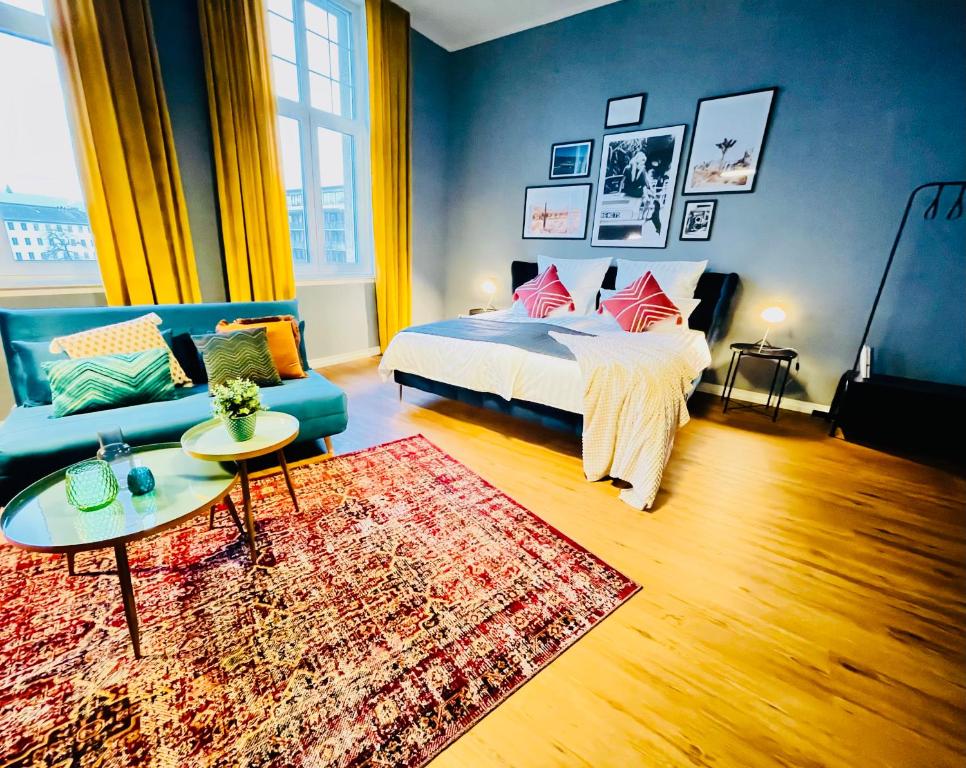 科布伦茨Klassen Stay - Exklusives Altbau Apartment - Zentral - Rheinnähe的一间卧室配有床、沙发和地毯。