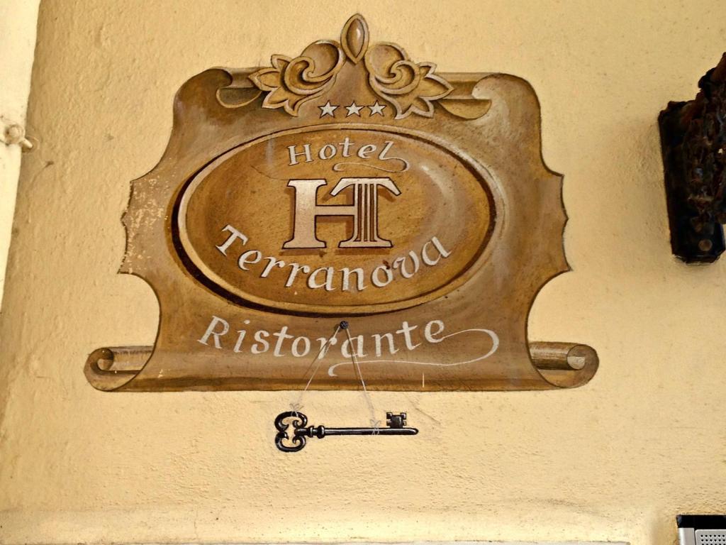 奥尔比亚泰拉诺瓦酒店的墙上的建筑标志