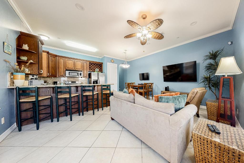 南帕诸岛Saturn Serenity & Condo的带沙发的客厅和厨房
