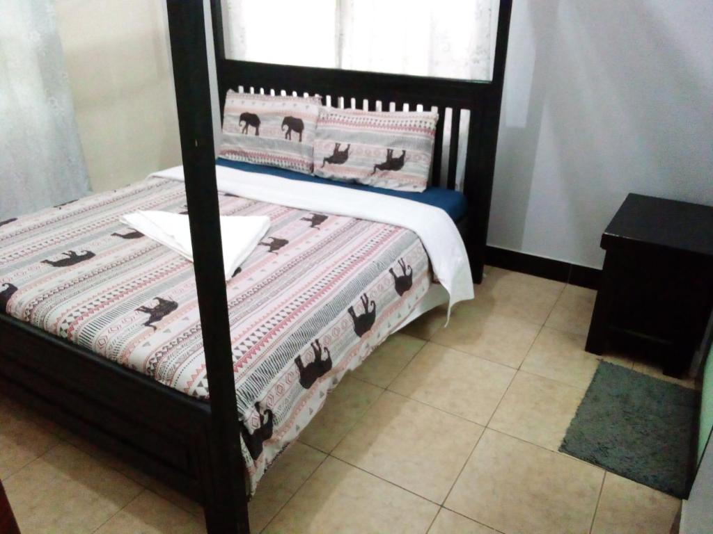 MakunguluLushoto Pazuri的一间卧室配有一张木架床