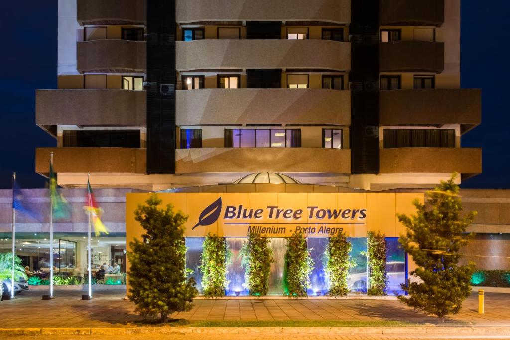 阿雷格里港阿雷格里港千禧蓝树酒店的前面有树木的蓝色树塔楼