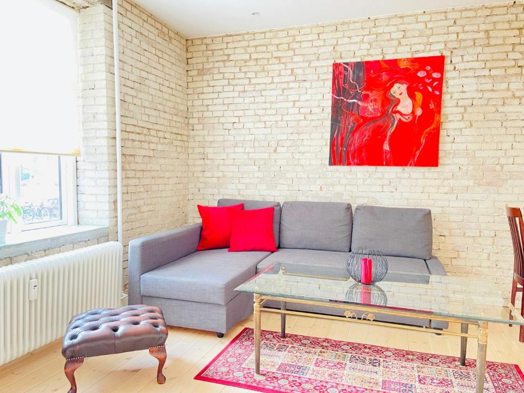 奥尔堡aday - Central cozy and bright apartment的客厅配有沙发和桌子