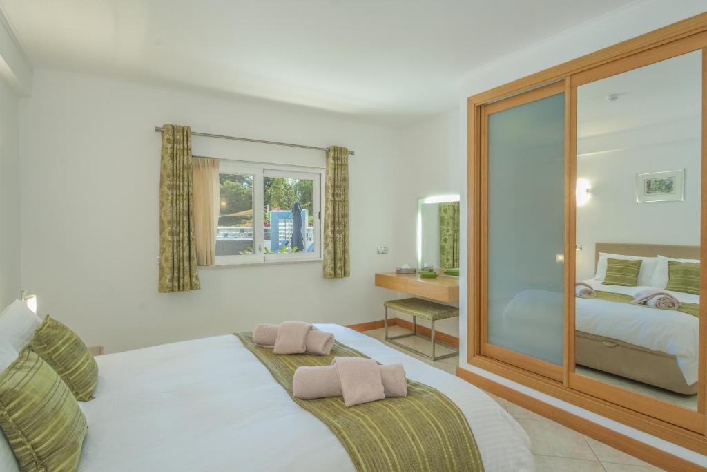 拉戈斯Casa Monte Cristo Apartments - Lime的一间卧室配有一张床和镜子
