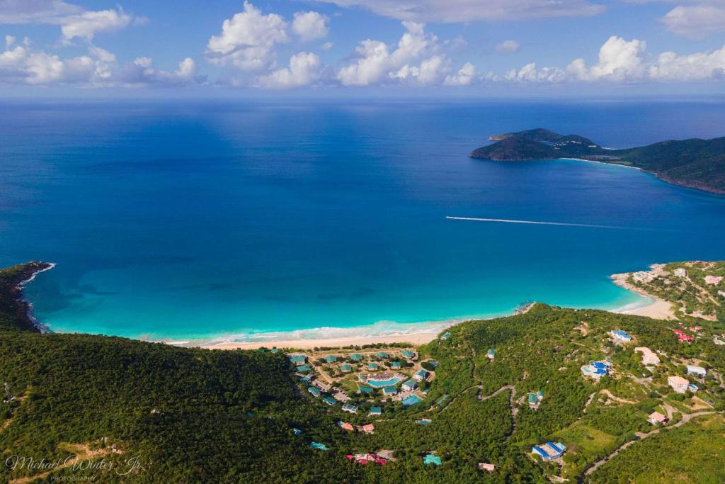 East EndWyndham Tortola BVI Lambert Beach Resort的享有海滩和海洋的空中景致