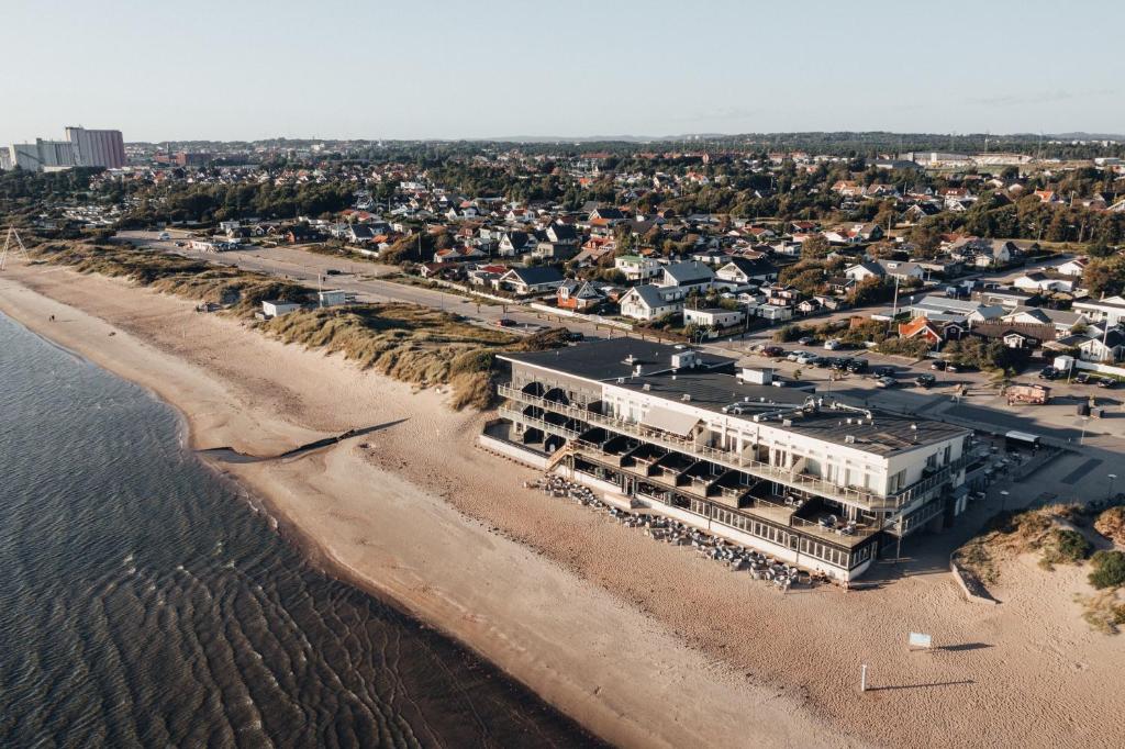 法尔肯贝里海洋酒店的享有海滩空中景致,设有大楼