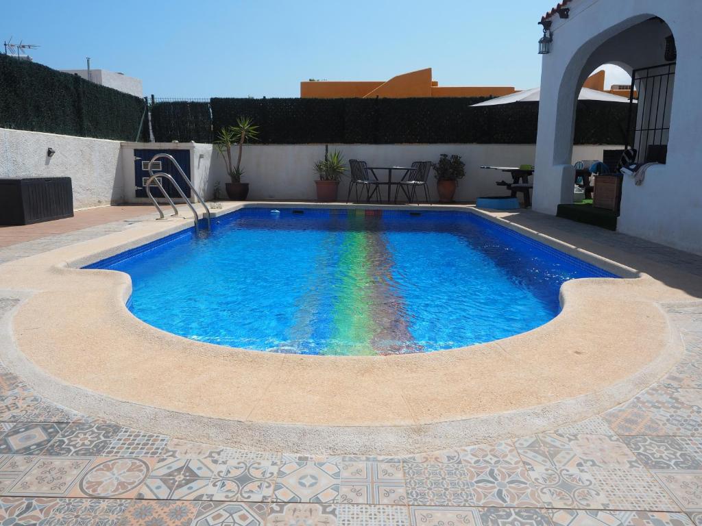 莫哈卡尔Casa Rainbow - Boutique Bed & Breakfast的中间的带彩虹的游泳池