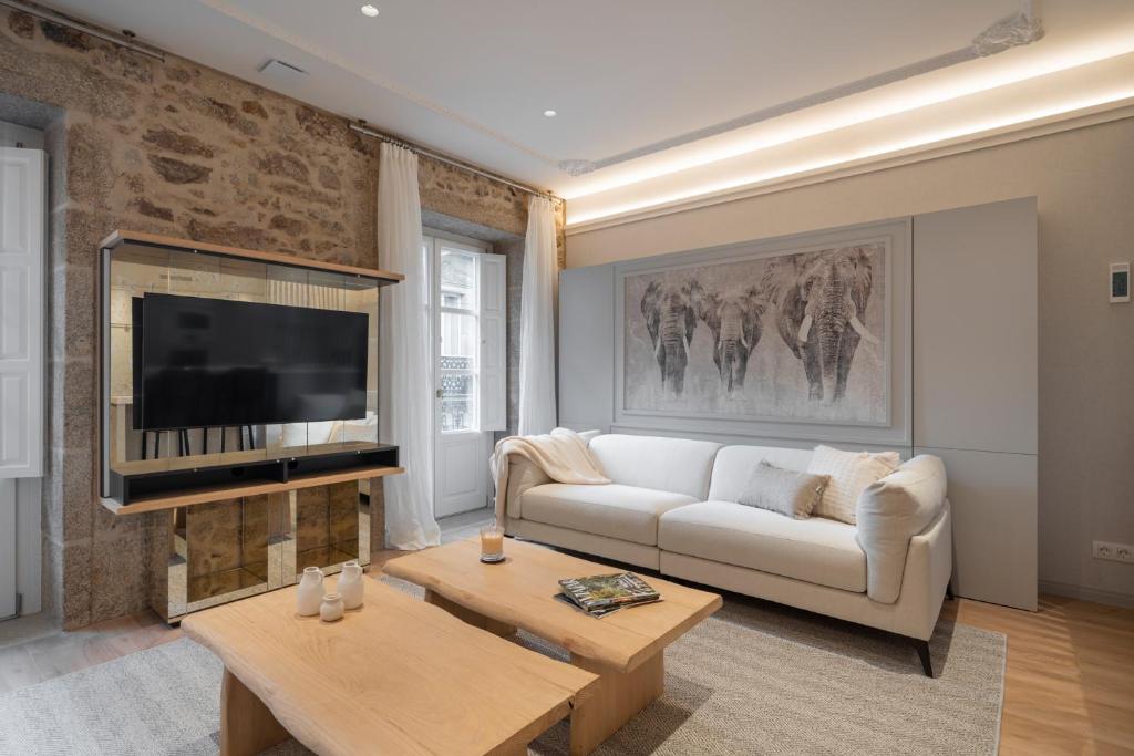 拉科鲁尼亚housingcoruña REAL58的客厅配有白色沙发和电视