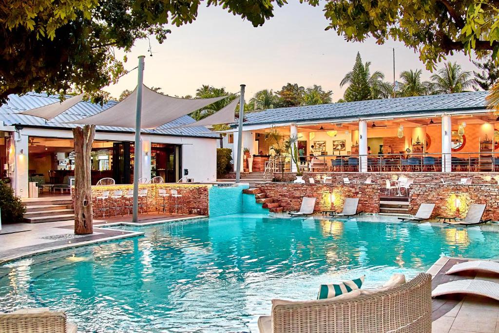 希亚丰加卡里巴湖酒店的一座带椅子的游泳池以及一座建筑