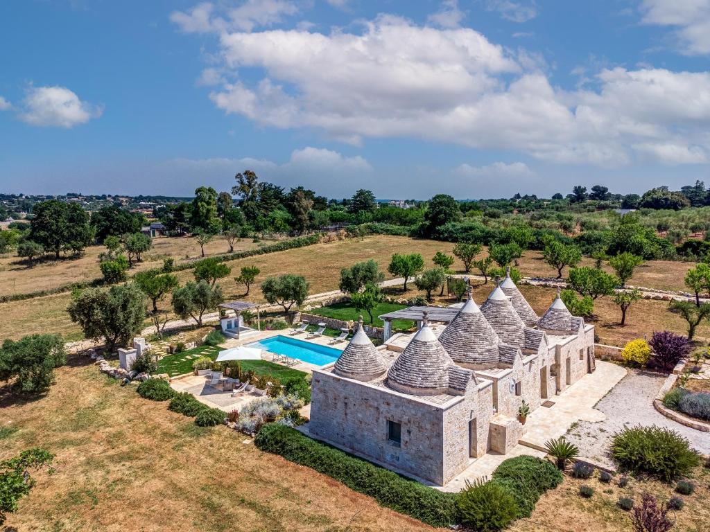 奥斯图尼Trulli Gianpaolo - Luxury Villa的享有带游泳池的房屋的空中景致
