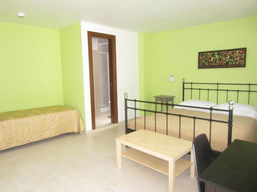 孔韦尔萨诺Portantica的一间卧室配有两张双层床、一张桌子和一张桌子。